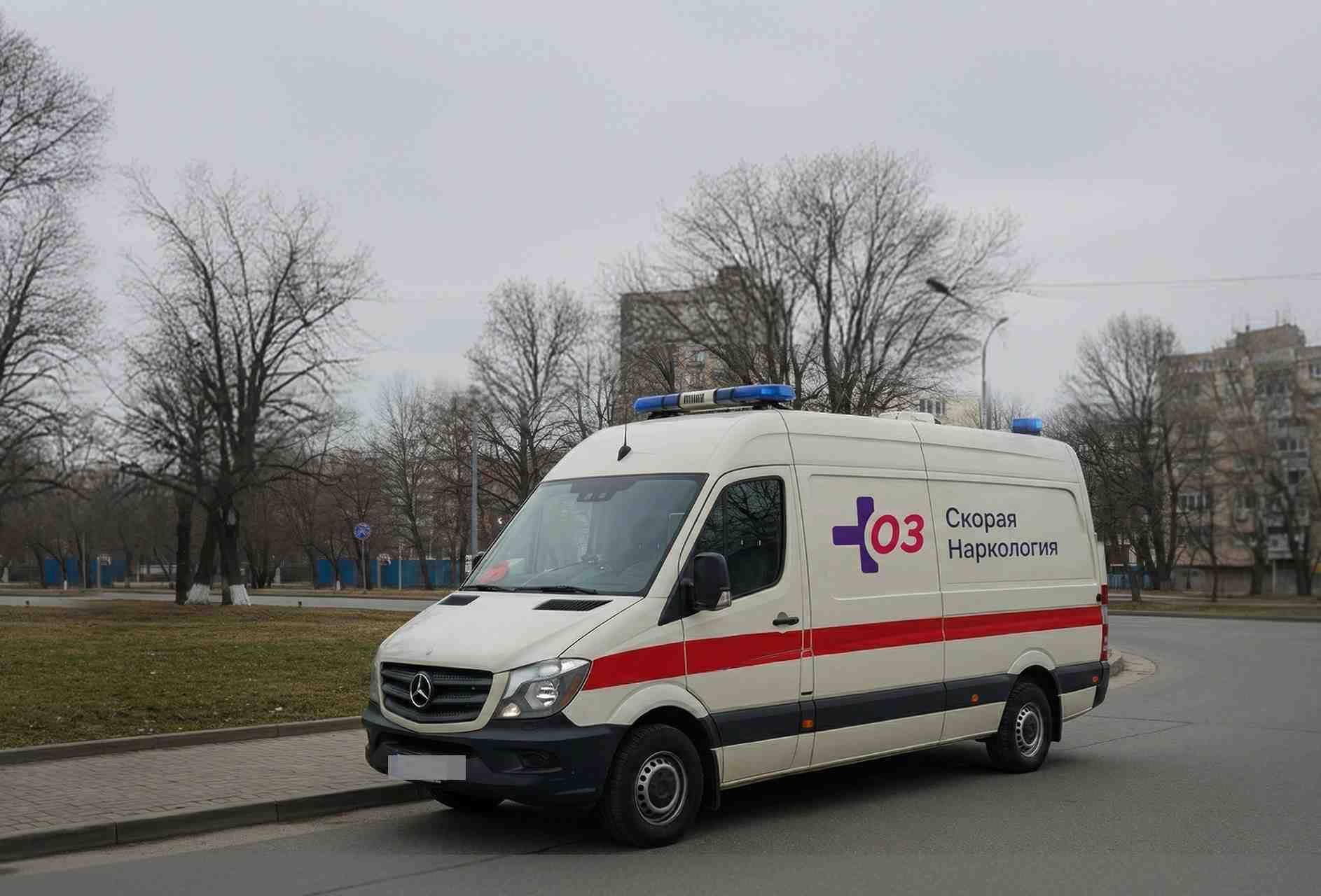 Машина скорой помощи на вызове около дома пациента